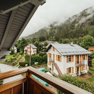 luxurious-3-bedroom-apartment-with-sauna-and-garage.hotels-rhonealpes.com/